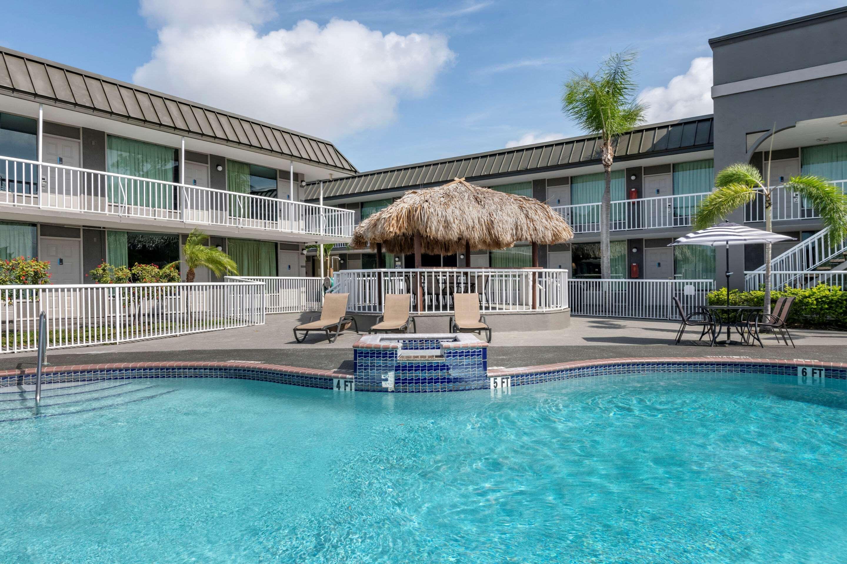Rodeway Inn New Port Richey Buitenkant foto