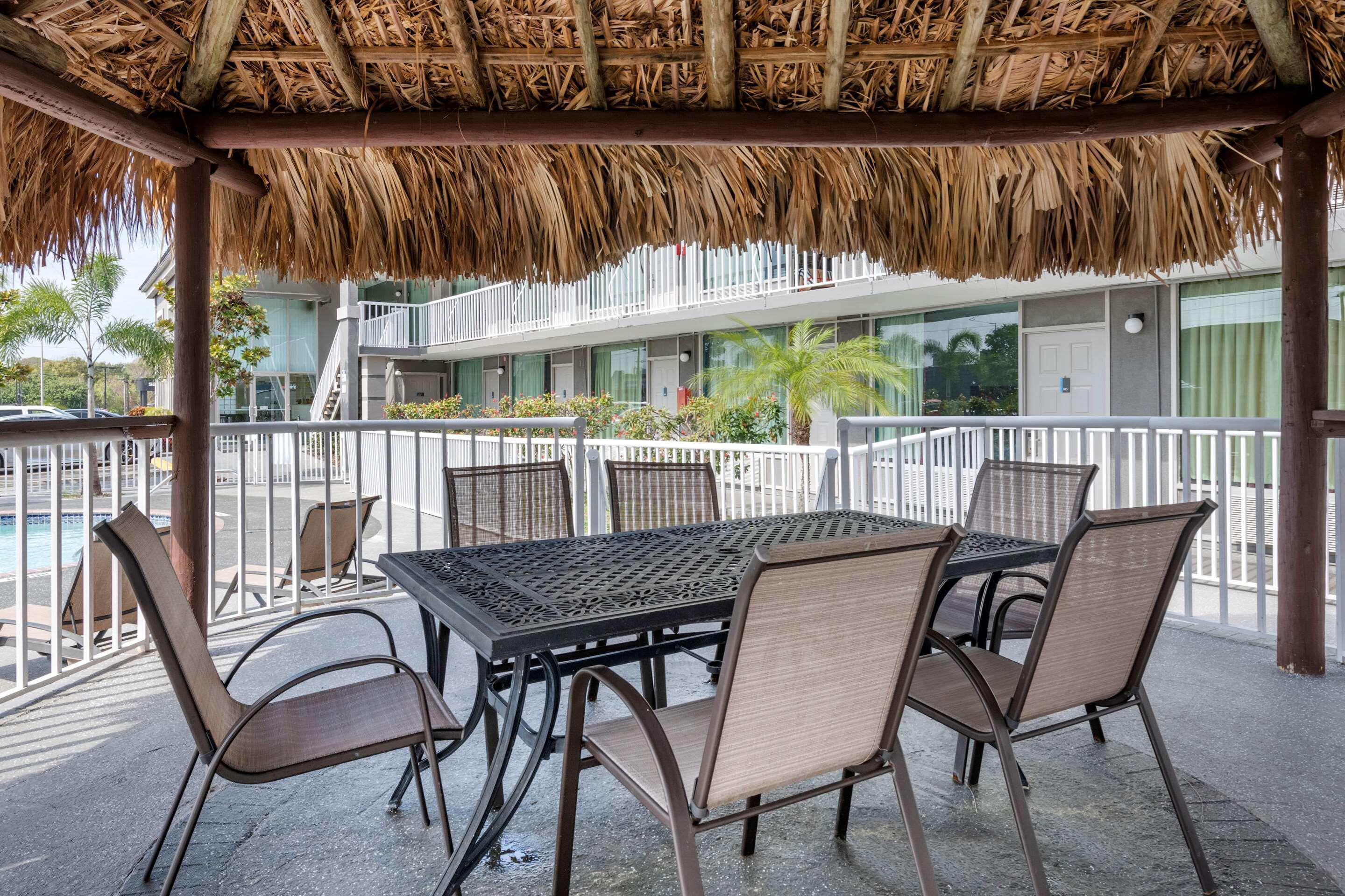 Rodeway Inn New Port Richey Buitenkant foto