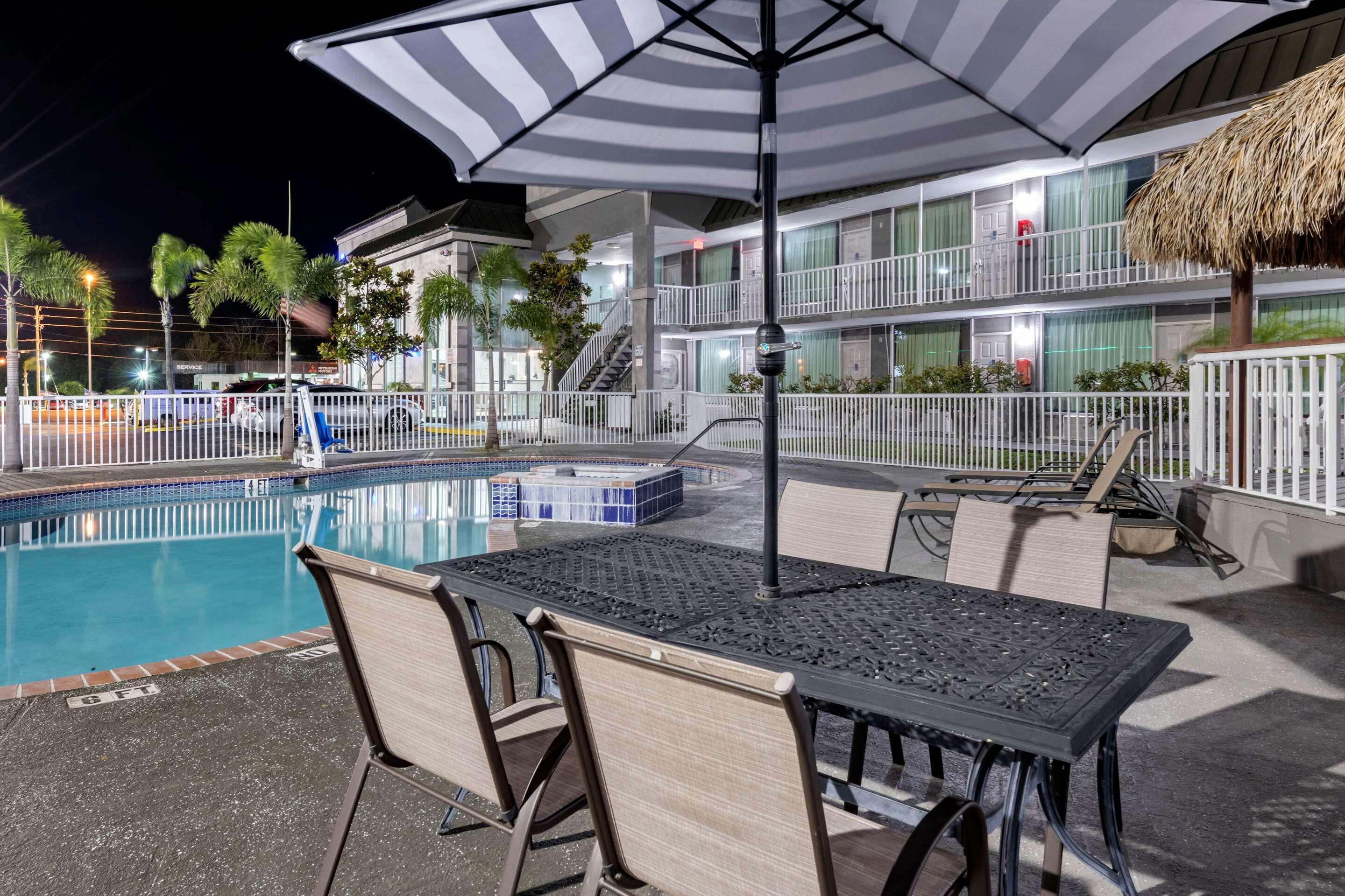 Rodeway Inn New Port Richey Buitenkant foto